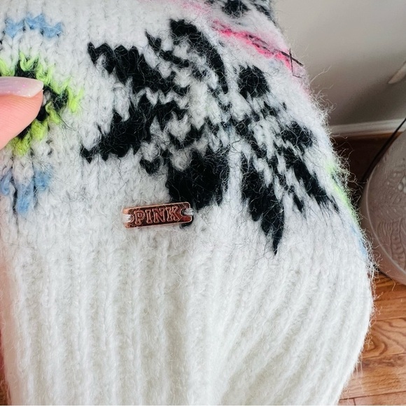 VS PINK Reversible Snowflake Fair Isle V-Neck Sweater - Picture 5 of 7